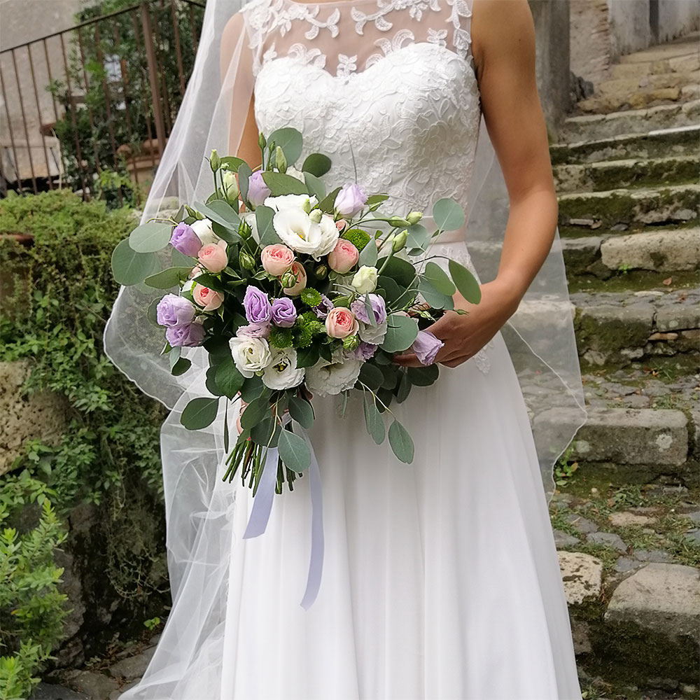 Original Bridal Bouquet for weddings in Rome with lisianthus of various colors and pink roses